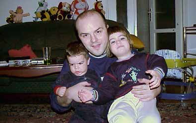 Namrgođeni tip – sin Pavle (2000.) Lep osmeh – ćerka Milica (1997.) Fotografija je snimljena 2001.
