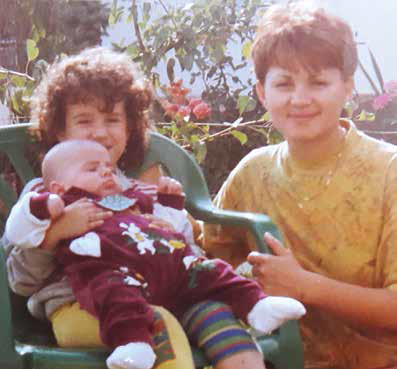 Svetlana 1993. godine sa ćerkama Senkom (5 godina) i Ksenijom (3 meseca)