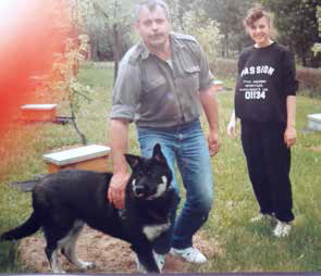 Dragana 1995. godine sa tatom u voćnjaku u „Širokom bilu“ u pauzi dresure omiljenog i jedinog ljubimca Peri.